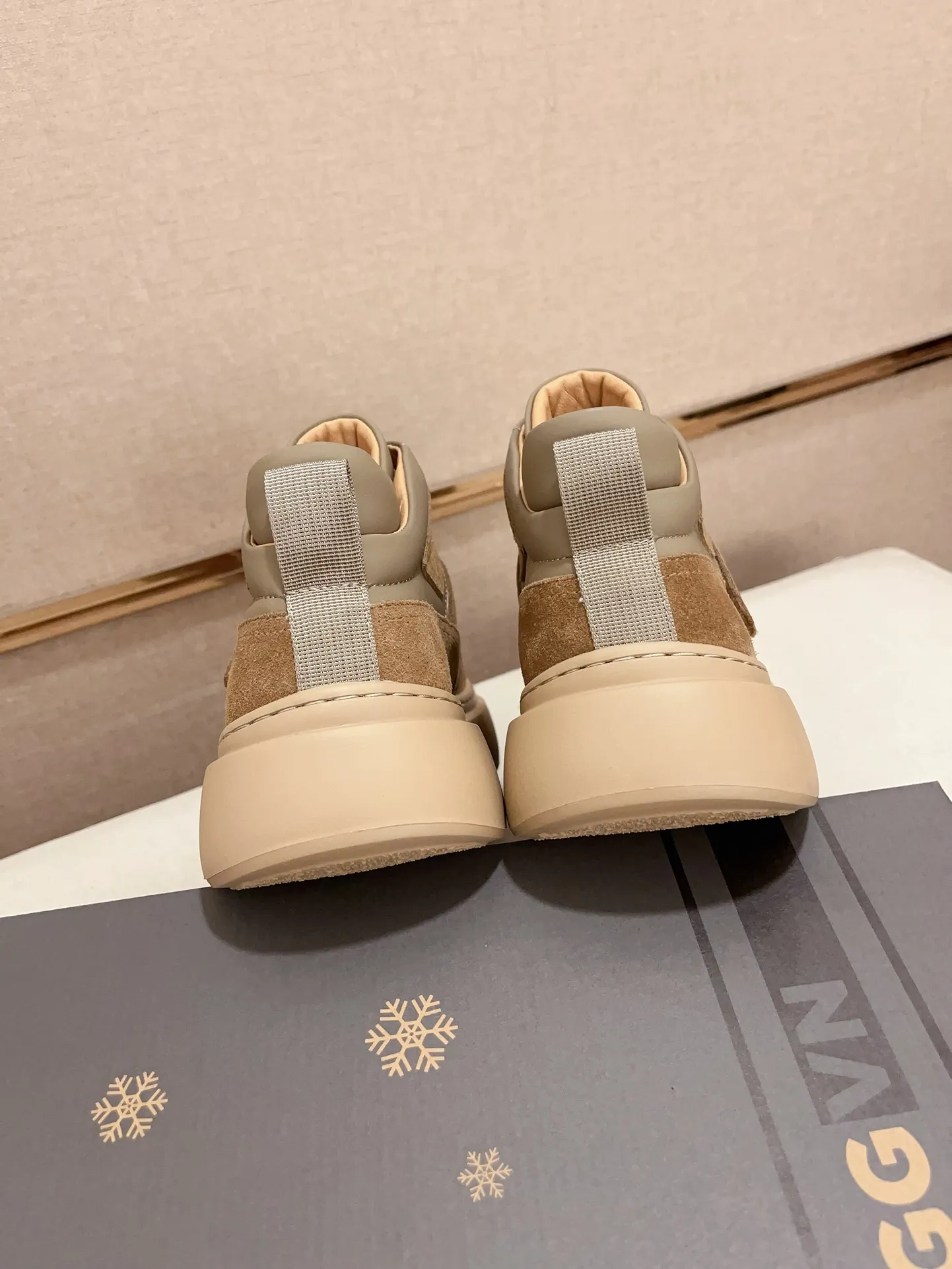 Factory Price: 380 Men's Men's Shoes💰North American Men's Shoes Ugg ☃️In the special sale of new high-quality men's shoes and snow boots in autumn and winter, the nemesis of extreme cold weather! Made of cowhide leather, merino wool lining, and original outsole, whether driving, outdoor or daily wear, there is always one that suits you! Code number 39-44